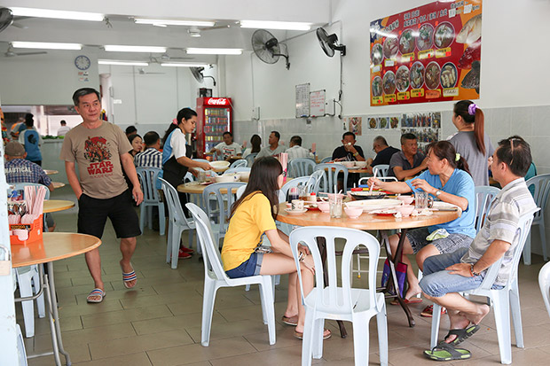 Don’t be surprised to find customers as early as 8am when the restaurant starts business.