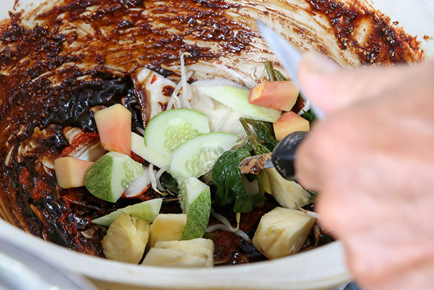If you are eating at the stall, he’ll mix the fruits and vegetables up for you.
