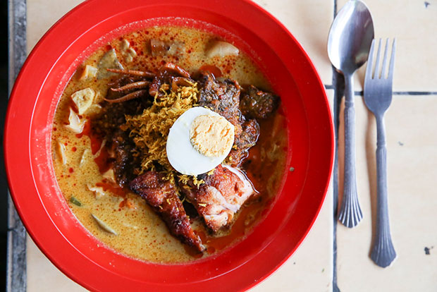 Nothing satisfies more than a bowl of lontong filled with three types of toppings from sotong, paru and chicken.