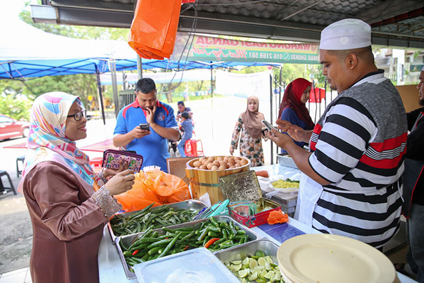 Most of their customers pack home the nasi ganja to enjoy.