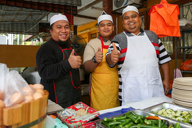Located at Section 11, Shah Alam, this stall run by this crew serves addictive nasi ganja (from left to right): Muhammad Khairi, Ahmad Asyraaf and Ahmad Shukri.