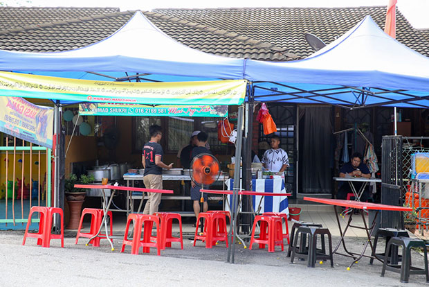 The stall is located right in front of Ahmad Shukri’s house in Shah Alam.