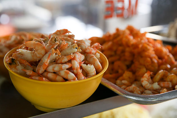 Select from a choice of three sizes of sea caught prawns for your bowl of prawn mee.