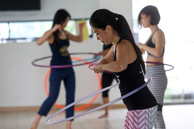 An experienced hooper tries out one of the tricks at the workshop.