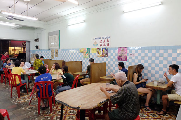 Maria’s wan tan mee is located at one of the old-style kopitiam that still has its tiled floors, wooden booths and marble tables.