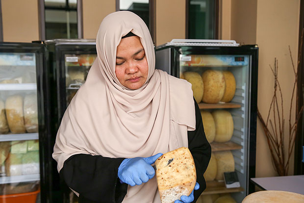 It’s important that the bacteria does not spread to others hence Annisa will wear gloves and disinfect with vinegar.