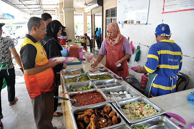 Eryna Cafe also serves other dishes such as fried chicken and vegetables.