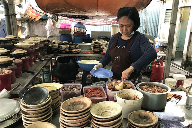 Preparing ingredients for multiple orders of claypot chicken rice