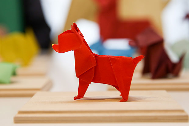 Details matter down to its paws with this bright red origami dog created by Juan Lopaz Figueroa and folded by Kenneth Ch’ng.