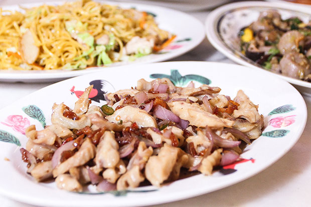 An item often omitted from modern day menus is pig’s intestines, like this version fried with sliced onions and dried prawns