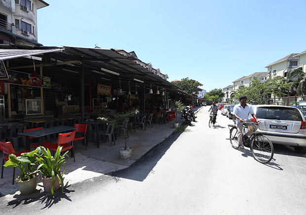 This no signboard food court is located, just off Jalan Pandan Indah 6/1, between the Dahlia and Kenari apartments.
