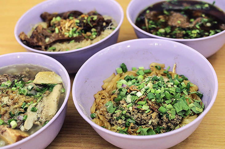 For ultimate comfort food, go for the dry noodles crowned with a tasty minced beef topping and served with a side portion of tender beef brisket