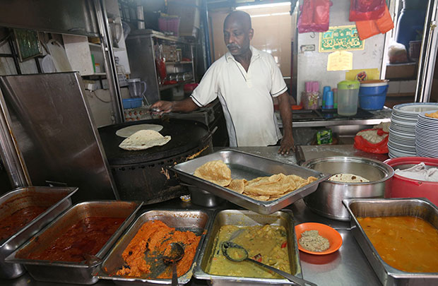 Next to the stall, you can find a stall selling roti that was started up by Saleem’s uncle