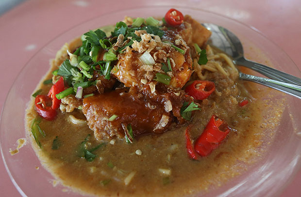 Mee rebus, the constant companion to mee goreng is made from a prawn based broth and lots of ground nuts and potatoes
