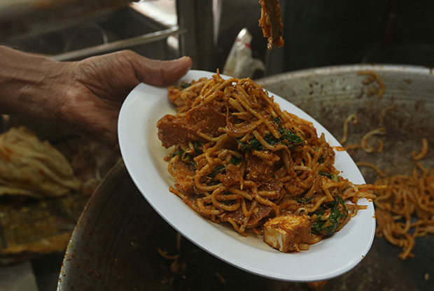 Each plate is fried upon order with prawn fritters, beancurd and potatoes