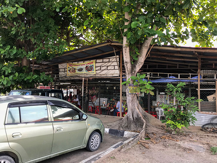 Restoran Lee Chuo is well-hidden under trees opposite the Kampung Koh wet market