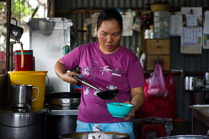 Ladling the vinegary starchy loh mee gravy