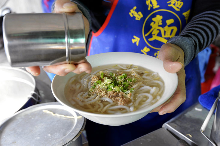 The lai fun is served with blanched beansprouts, minced meat, toasted sesame seeds and chopped spring onions.
