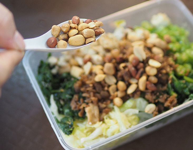 A spoonful of toasted peanuts gives the lui cha, a nice crunch