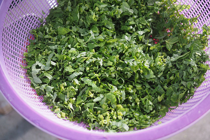 The preparation work is tedious, as the vegetables have to be washed, chopped finely and fried just before serving