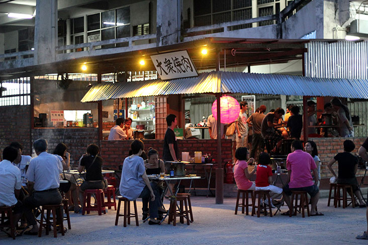 Outdoor seating at Taishu Yakiniku Japanese BBQ
