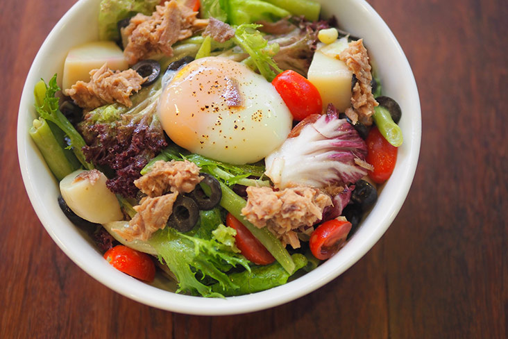 For a light meal, go for their version of the classic salad Nicoise made with Ortiz canned tuna, boiled potatoes, poached egg, olives, anchovy, tomatoes and greens.