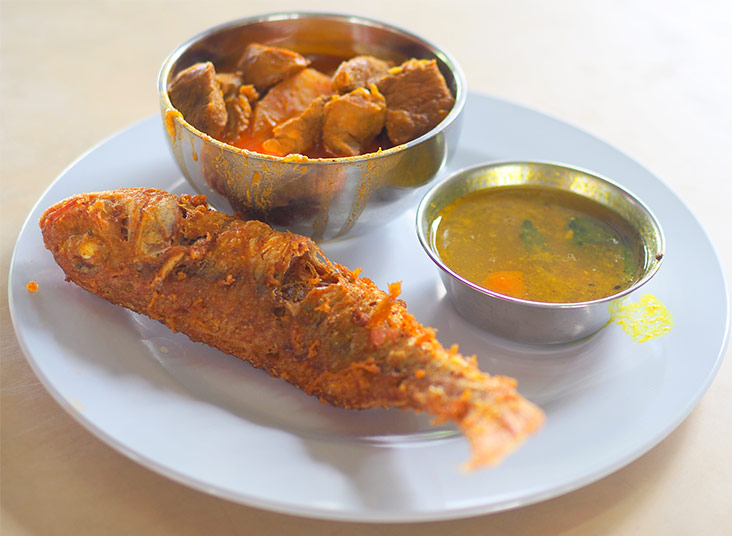 If you prefer a more substantial meal, look towards to this stall for mutton curry, fried fish and rasam.