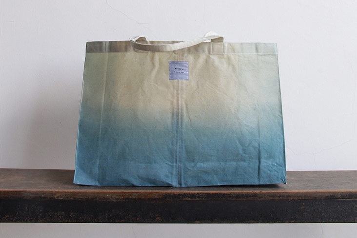 Featuring two different hues, this tote bag is part of the Blue Safari range.