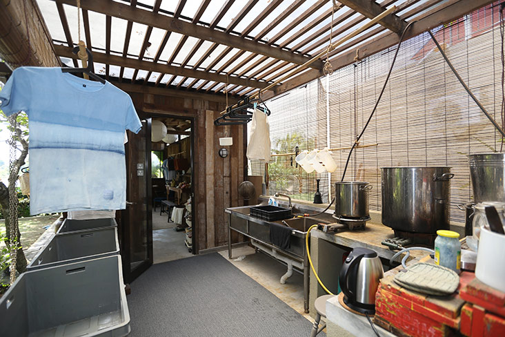 As part of the whole organic approach, Munir built a special studio from reclaimed wood to be his workshop.