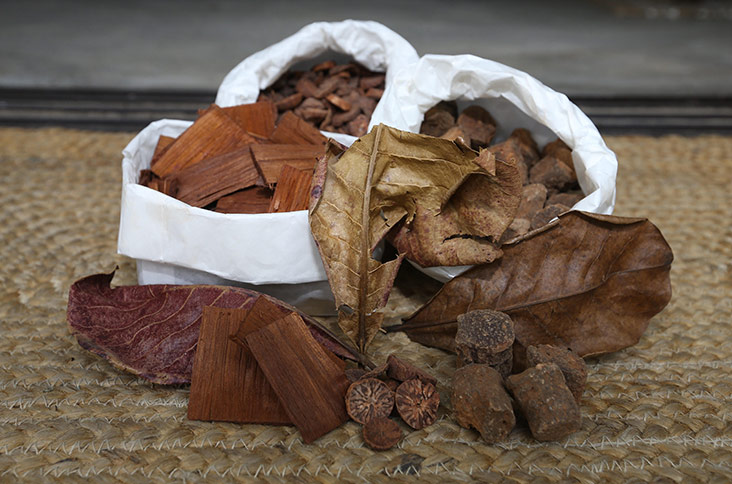 His favourite dye materials include kayu sepang, daun ketapang, gambir and buah pinang.