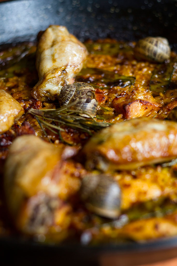 Valencian paella (paella Valenciana) with chicken, snails and butter beans