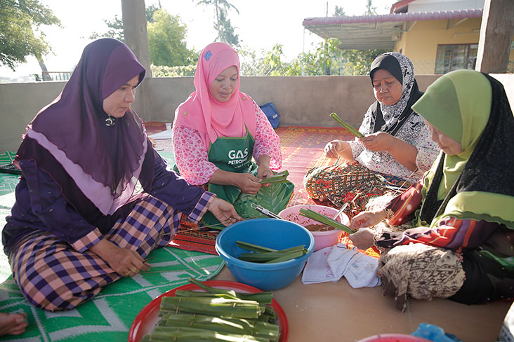In the kampung, many hands make light work of making kuih