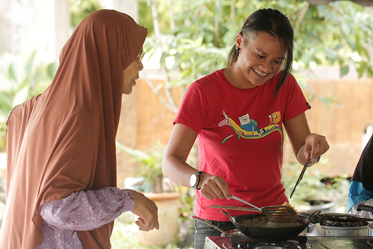 One of the important things during the project was picking up the petua or tips from the makcik who have been making these kuih for many years