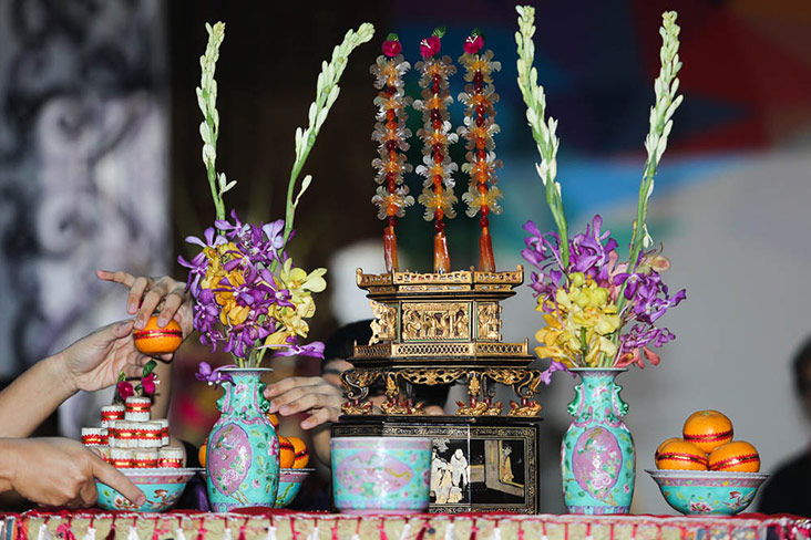 The wedding ceremonial table is decorated with chanap.