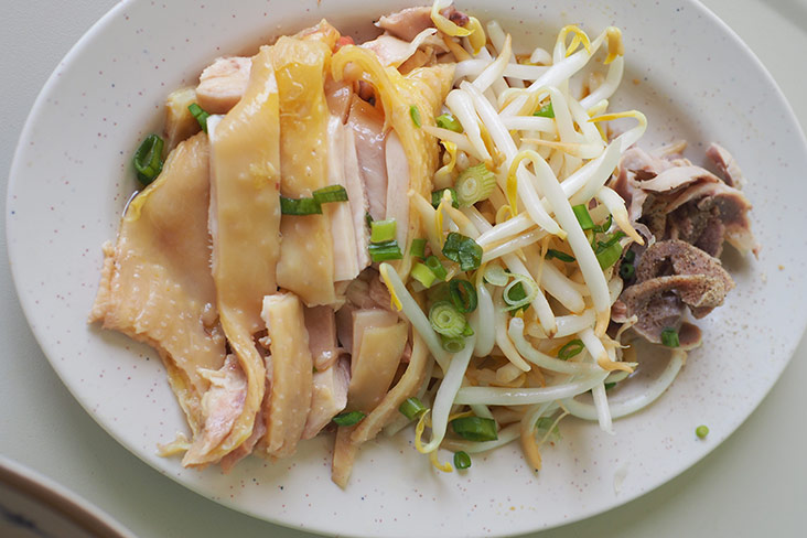 Poached chicken, gizzards and blanched beansprouts are served on the side for their kai see hor fun.
