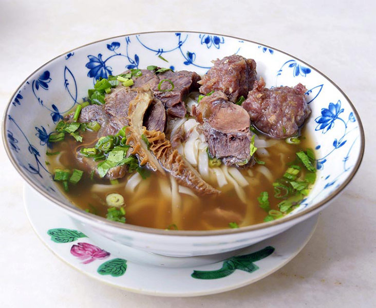 Enjoy beef noodles with tender beef slices, honeycomb tripe and beef tendon balls.