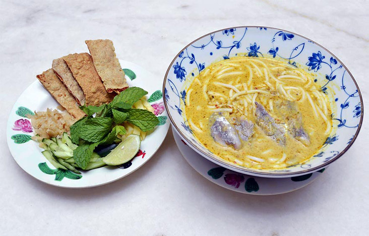 On their menu, you can order their Siamese laksa served with the condiments on the side.
