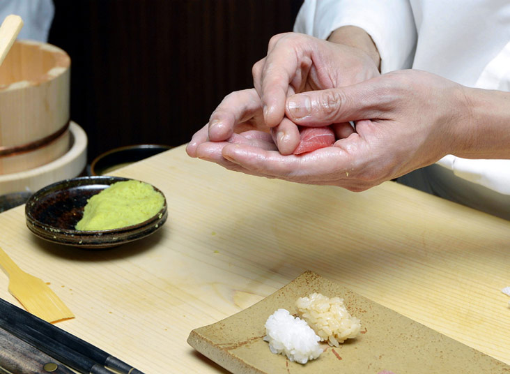 The chutoro sushi uses two types of rice, one made white rice vinegar while the other is made with red rice vinegar that has a stronger taste.