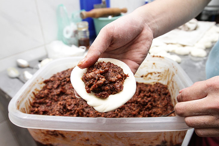 The char siew pau filling is a nice mixture of meats and fats with the fragrance of Shao Xing rice wine and yellow glutinous rice wine lees.