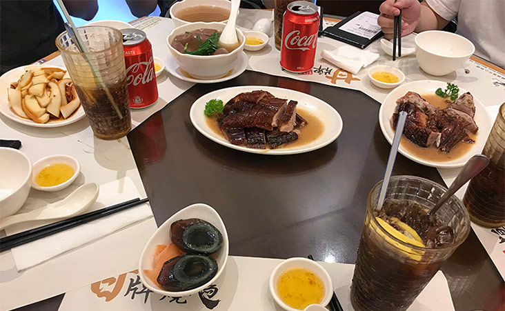 Be ready to daap toi (share a table) with others during peak hours.