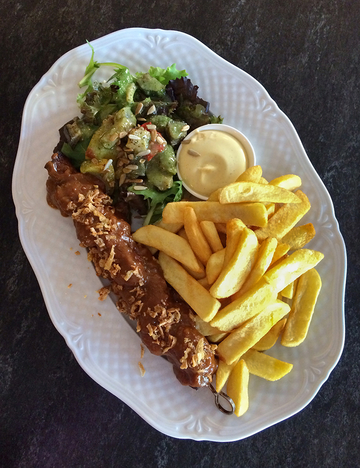 Een sateetje — satay smothered with spicy peanut sauce, fries and salad