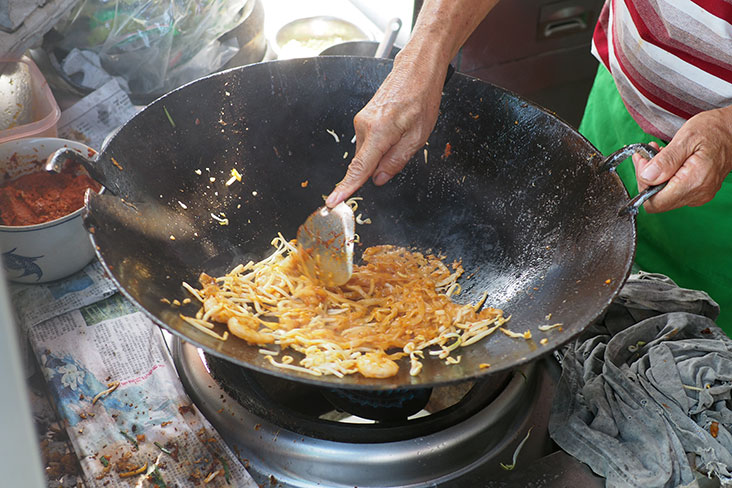 You’ll notice that he holds the spatula very close to the handle when he fries.