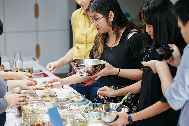 In a media event, Amazin’ Graze held a personalised granola baking session to highlight the whole food ingredients they use.