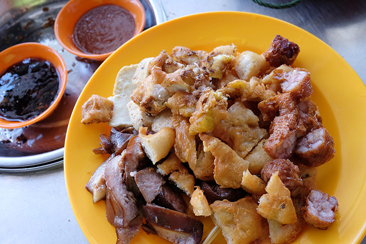 A plate of deep fried goodies from the stall including pig’s head skin, prawn fritters, lor bak and beancurd.