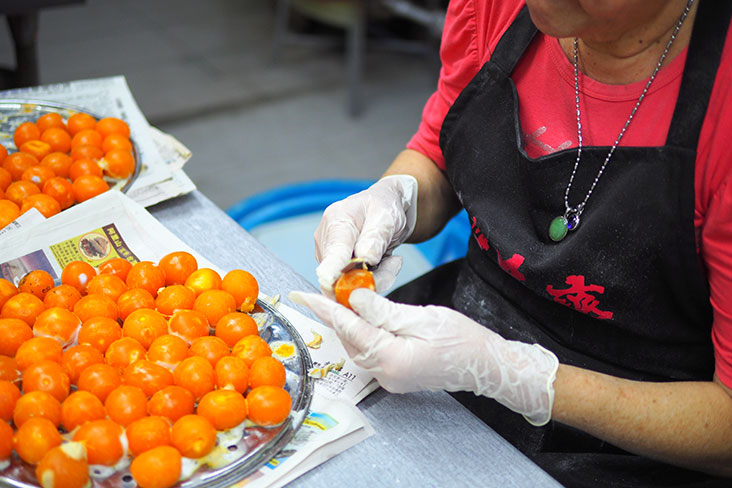 After the salted egg yolks are steamed, you need to painstakingly remove any of the whites before using them.