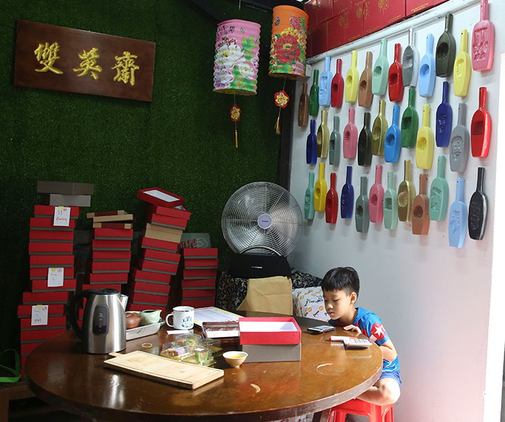 The unused mooncake moulds are painted and used to decorate the place.