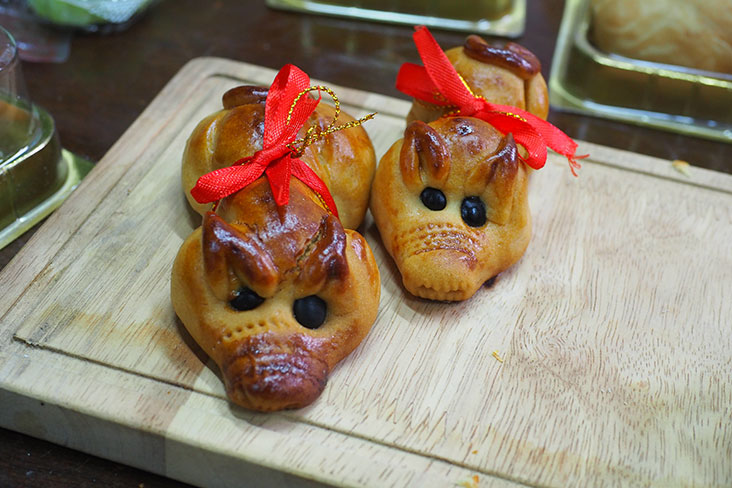 The adorable piglet biscuits are part of the Seven Wonder Premier Mooncake set.