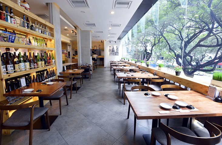 Tsukiji No. 8’s tall glass windows allows you a bird-eye’s view of Jalan Raja Chulan