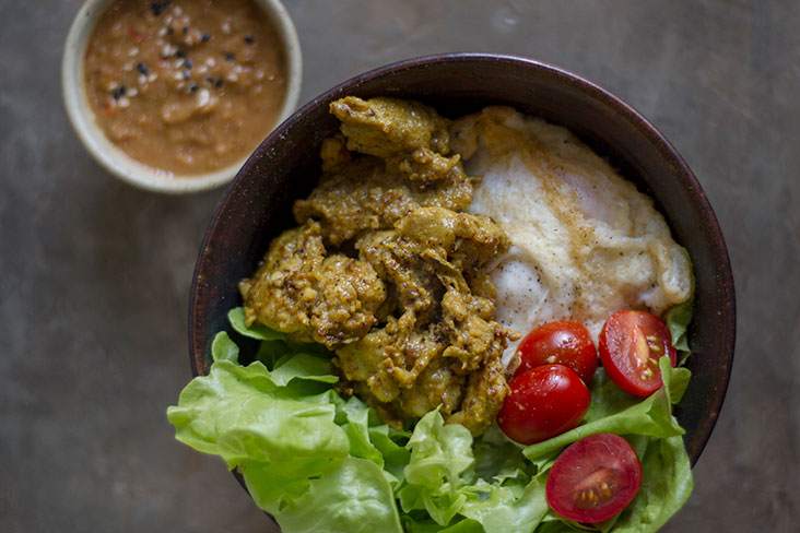Grandma’s recipe: rice with pork satay, a fried egg and peanut dip.