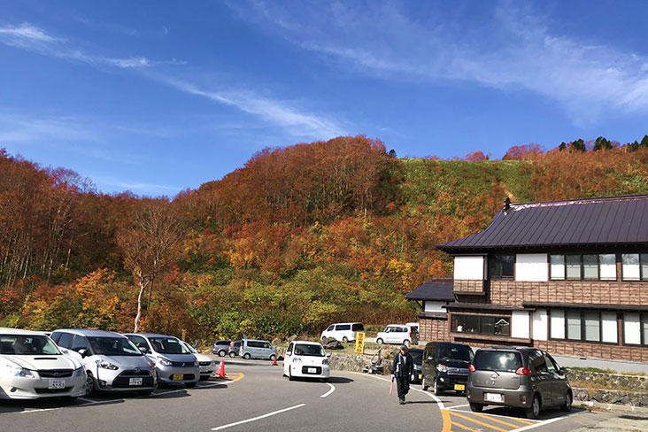 Hiking back to the onsen carpark from the autumnal trails.